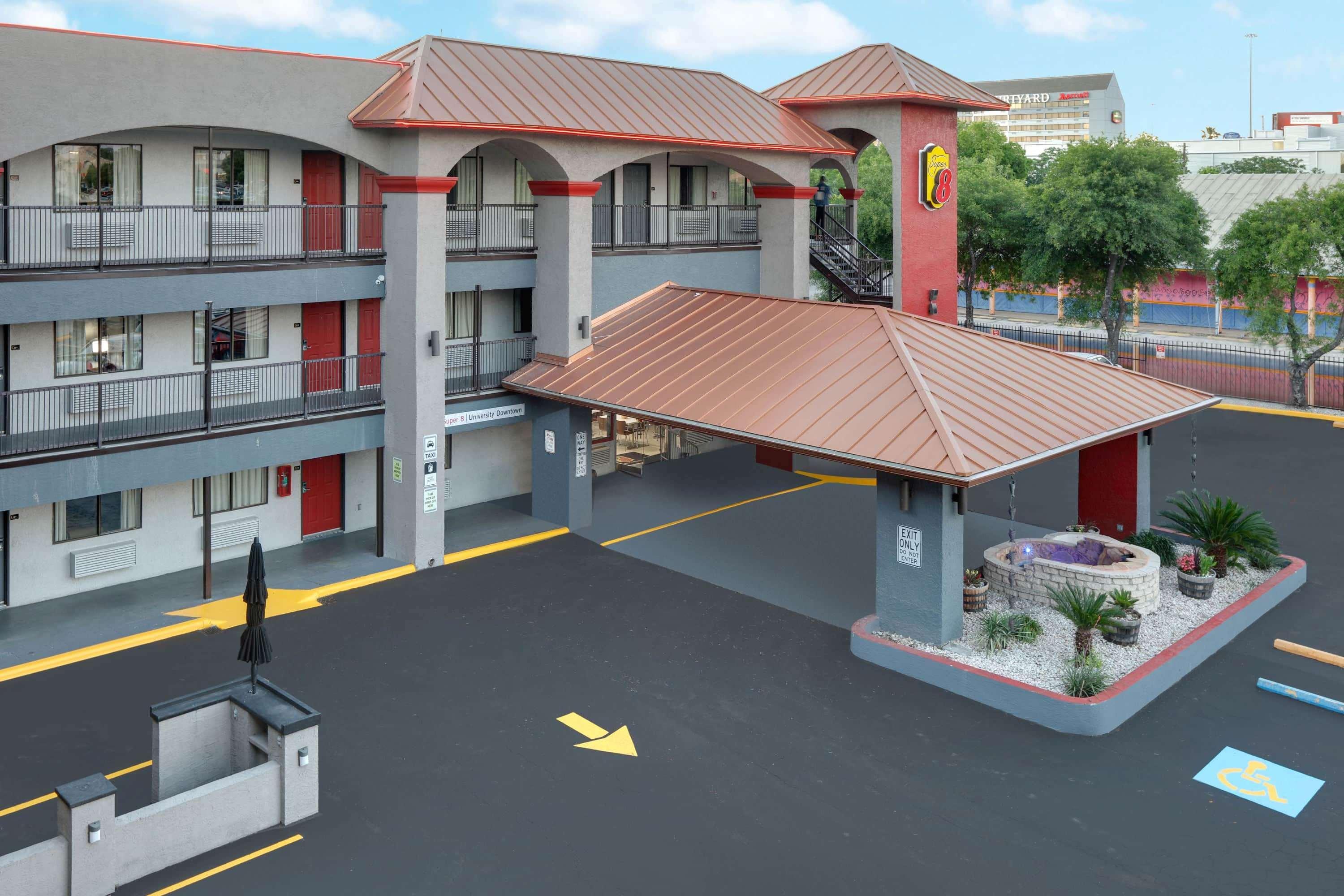 Super 8 By Wyndham Austin University/Downtown Area Buitenkant foto