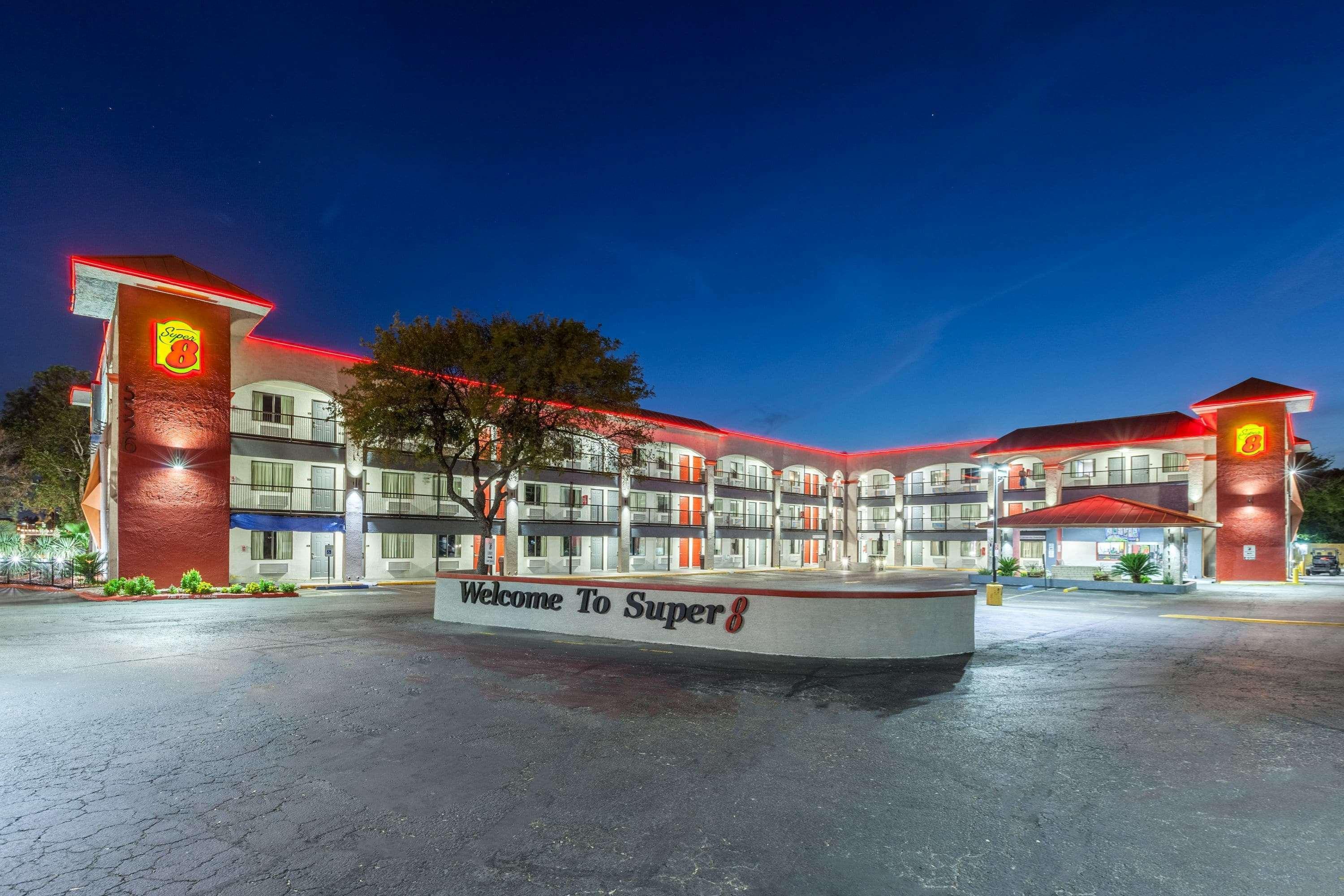Super 8 By Wyndham Austin University/Downtown Area Buitenkant foto