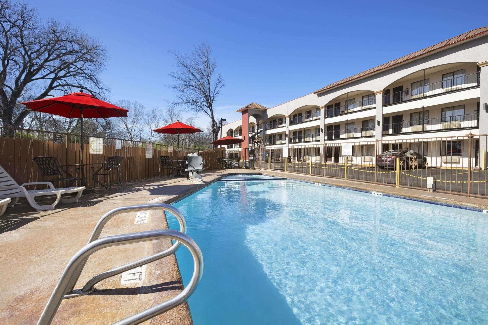 Super 8 By Wyndham Austin University/Downtown Area Buitenkant foto