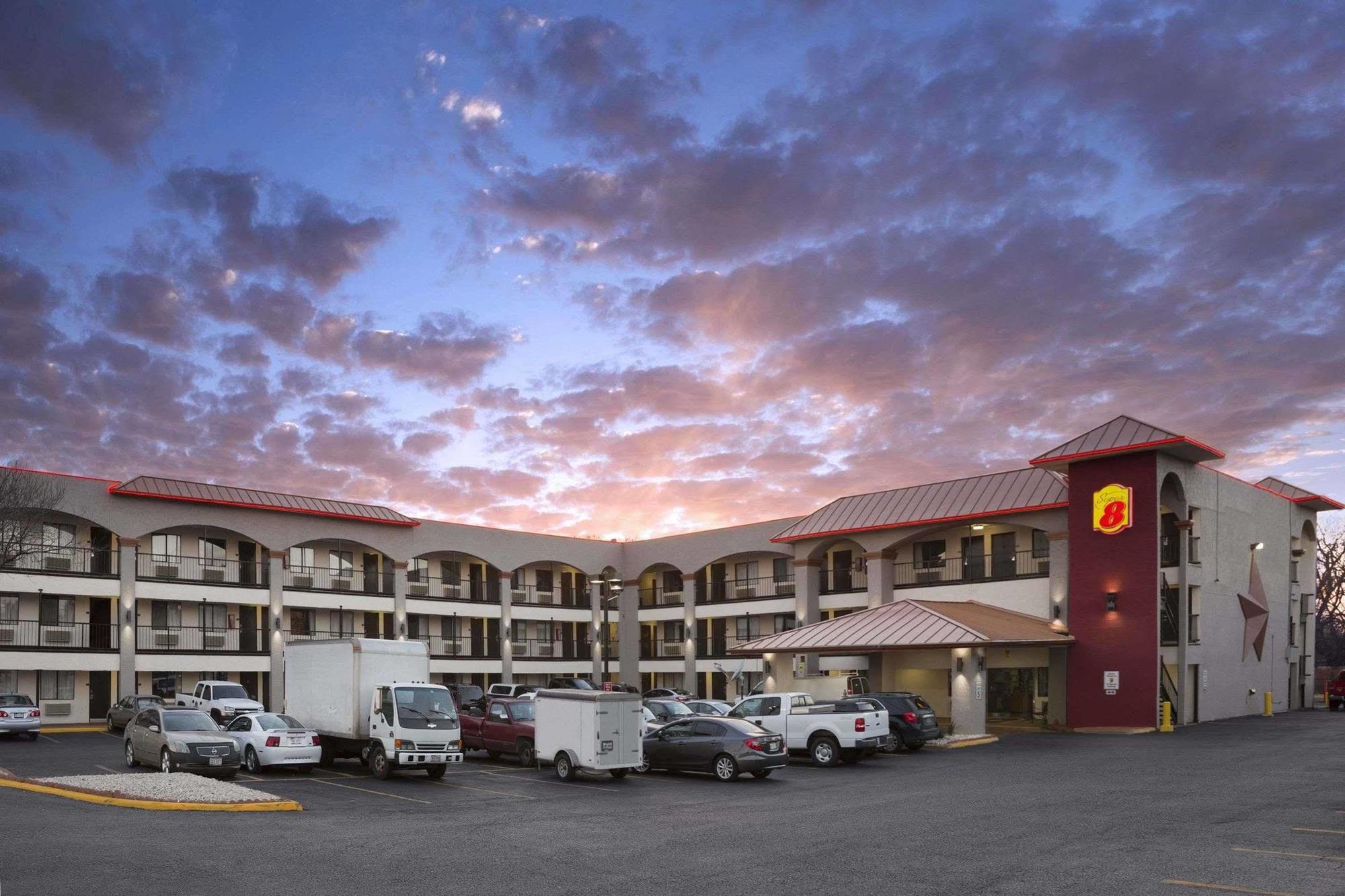 Super 8 By Wyndham Austin University/Downtown Area Buitenkant foto
