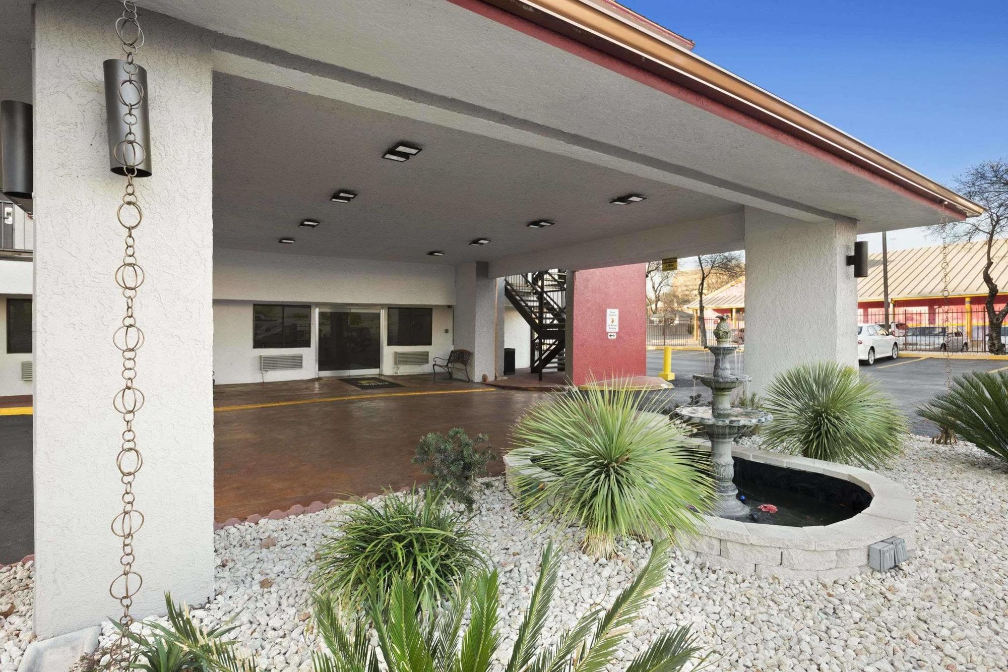 Super 8 By Wyndham Austin University/Downtown Area Buitenkant foto